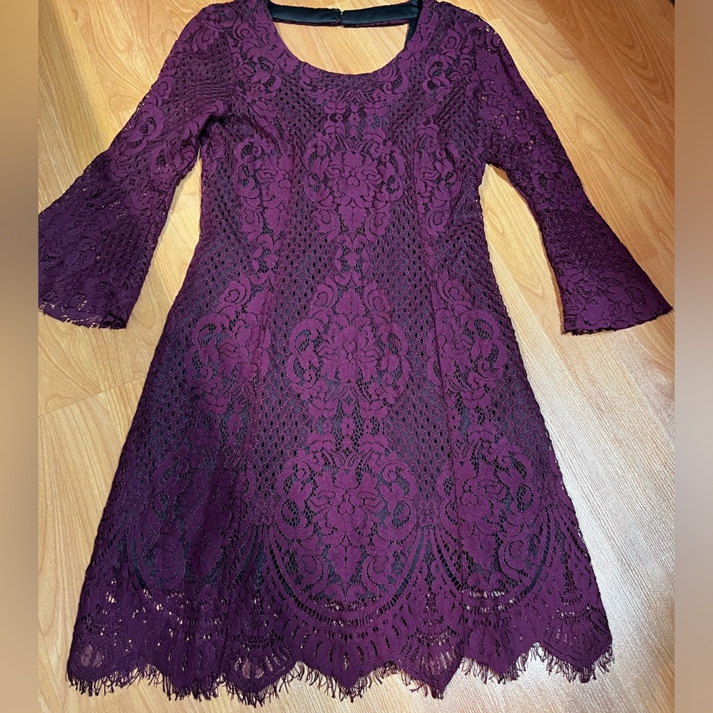 EUC - Bebe Lace Bell Long Sleeves Shift Dress (US 8)
